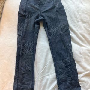 Cropped lululemon leggings with back zipper and side pockets